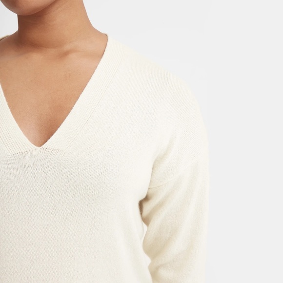 Everlane Cashmere Oversized V-neck (Ivory) - Picture 5 of 6